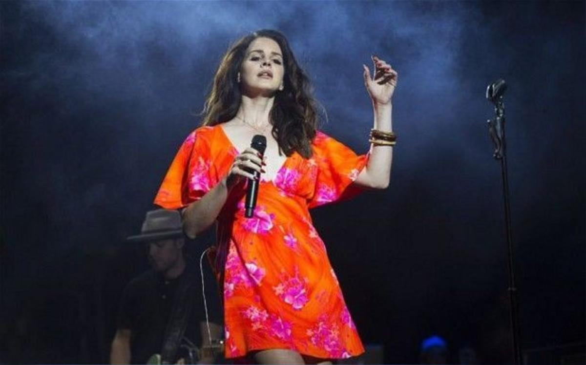 Nữ hoàng nhạc 'thảm' Lana Del Rey cũng trở thành cái tên không thể quên được tại Coachella 2014 với phần trình diễn Born To Die, Blue Jeans, Video Games.