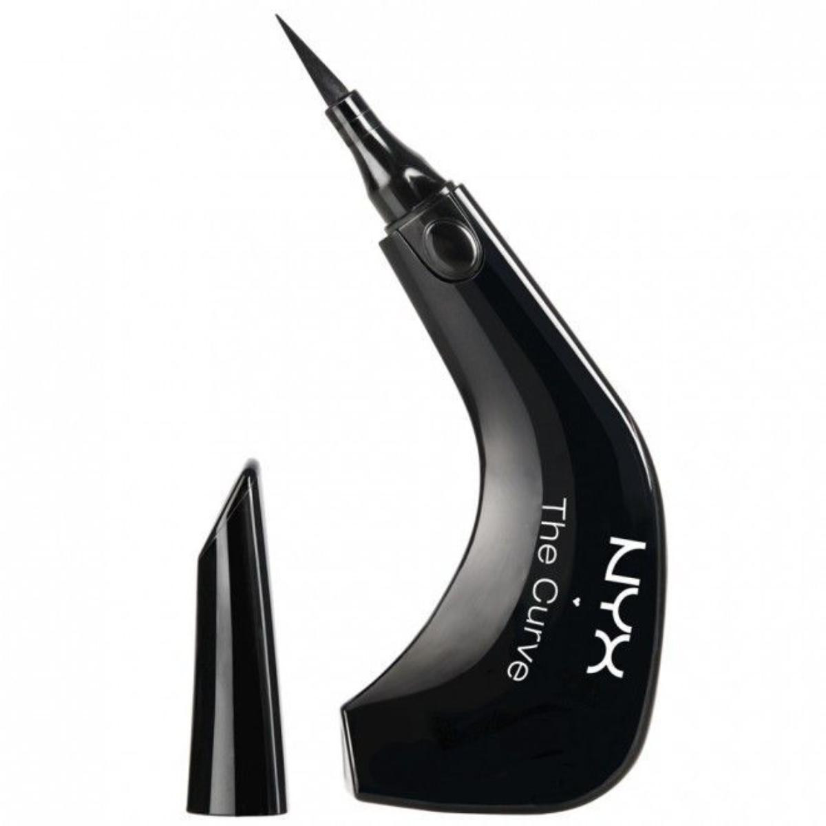 NYX The Curve với thiết kế thông minh ôm sát tay giúp bạn dễ dàng xoay chuyển tình thế khi kẻ đường đuôi mắt như Liz giá 290.000 VND.