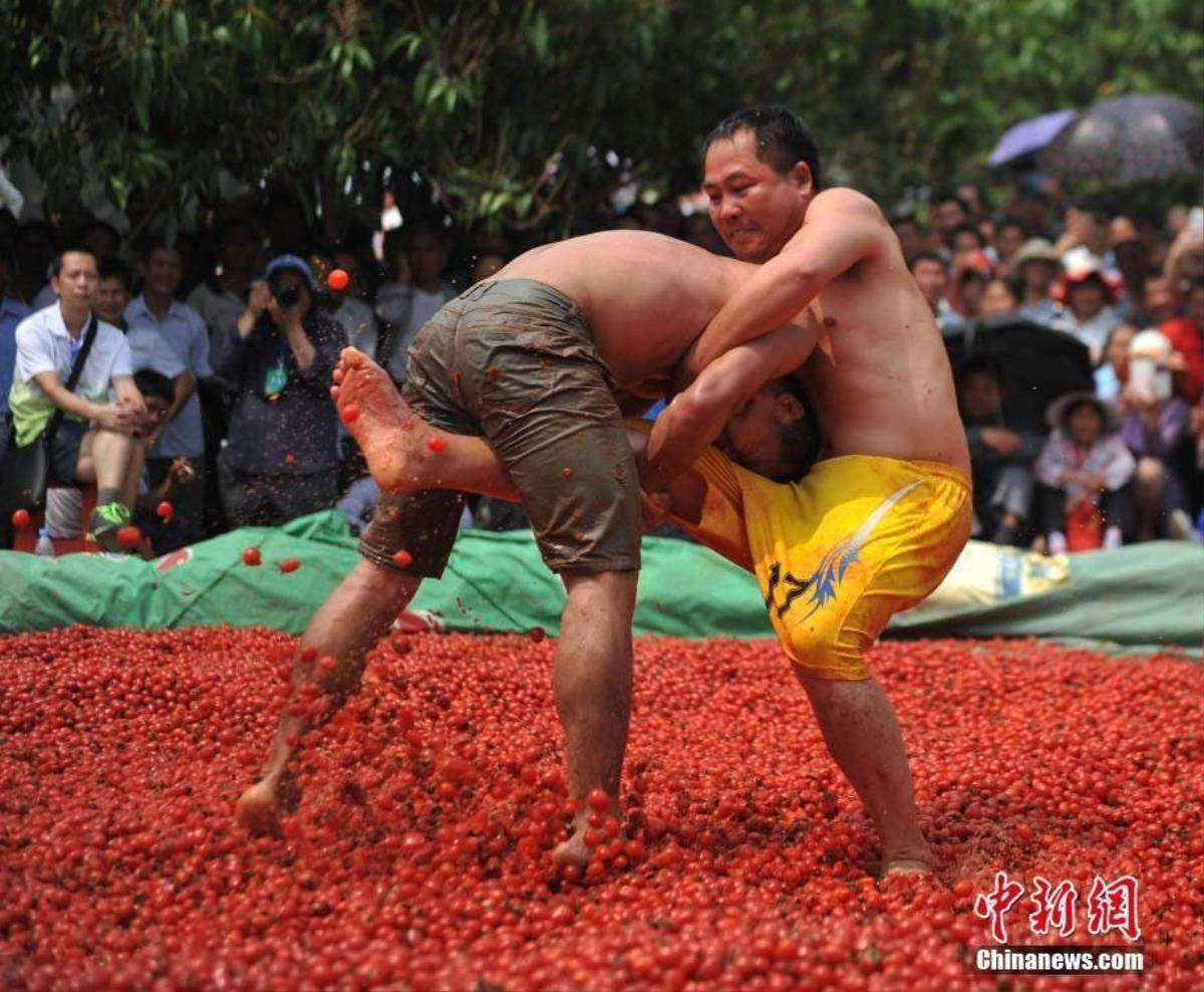 Những người đàn ông lực lưỡng tham gia