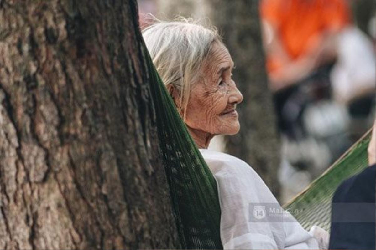 Trong dòng người đông đúc, bóng hai mẹ con bà khuất dần, mang theo những câu chuyện kể về số phận mình, hòa vào dòng chảy chung của nhịp sống muôn màu. Ở đó, mỗi một con người đều có những vui buồn riêng. Nhưng rồi để sống và vươn lên, ai nấy đều thật mạnh mẽ, dù thể chất họ, có đôi lúc chỉ là một cụ già đang ở cái tuổi gần đất, xa trời.