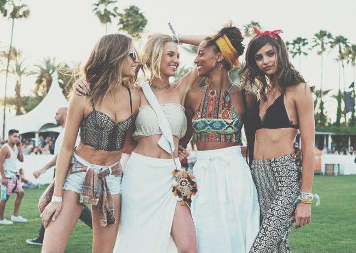 Tâm điểm của Coachella năm nay chính là dàn "thiên thần" mới của Victoria's Secret. Mỗi cô nàng đều gây ấn tượng đặc biệt với phong cách siêu sexy và cuốn hút.