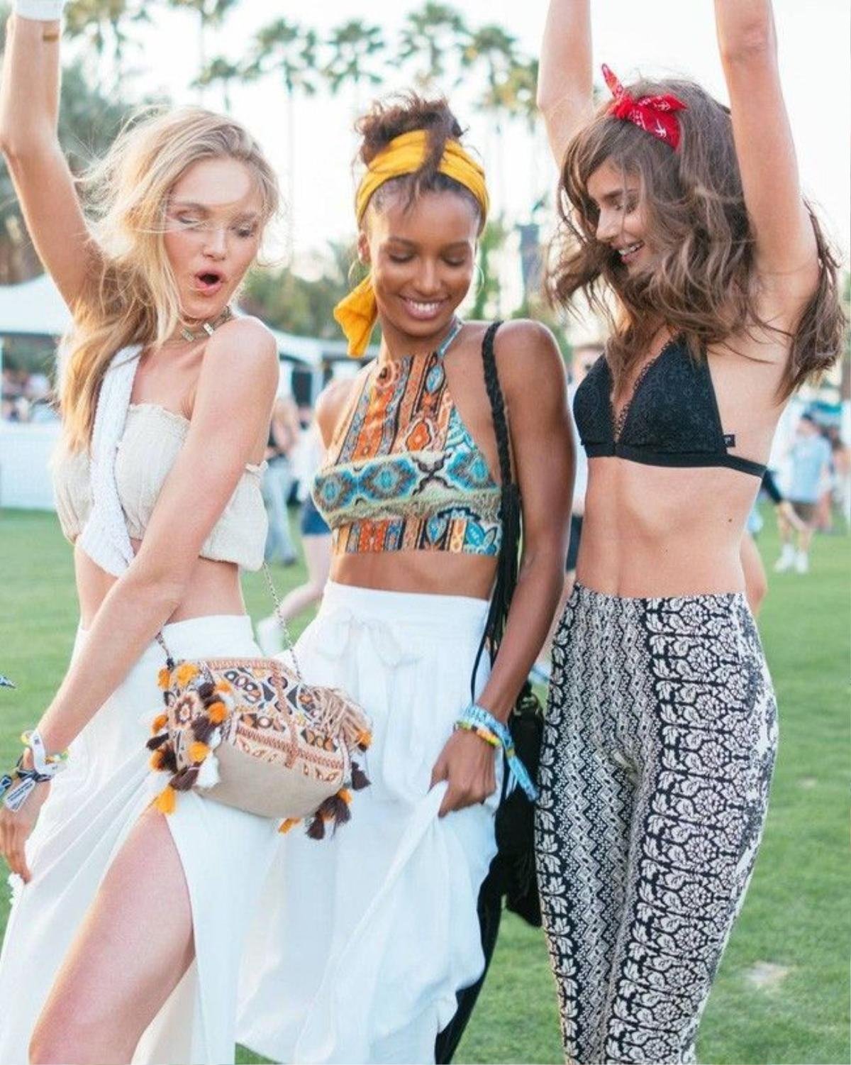 Romee Strijd và Jasmine Tookes cùng diện crop top với chân váy maxi nữ tính mà vẫn gợi cảm.