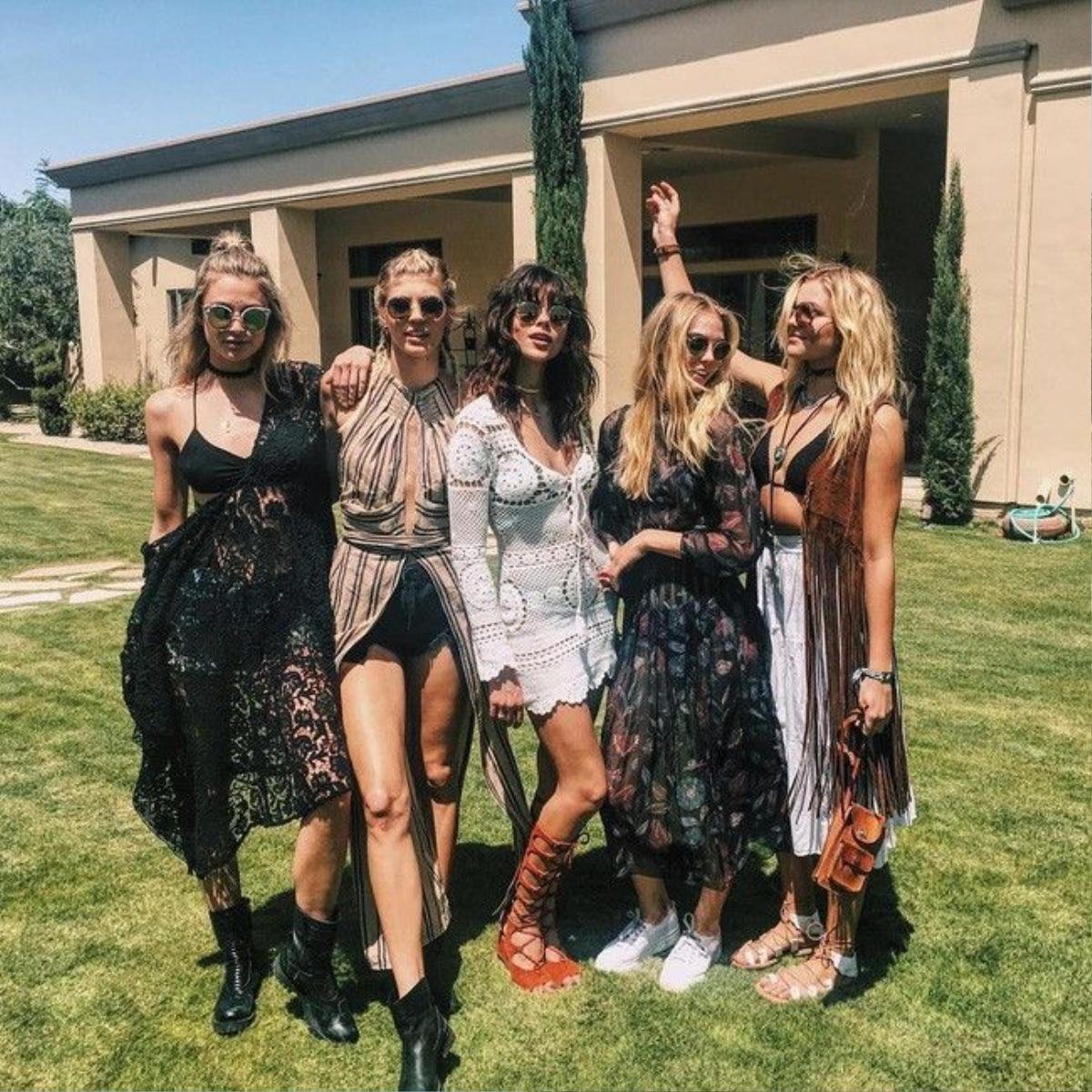 Dàn mẫu nổi tiếng Devon Windsor, Georgia Fowler, Rachel Hilbert, v.v... cũng "xuất quân" với những set đồ siêu hút mắt. Có thể thấy những xu hướng boho "hot" nhất đều được các cô nàng trưng diện: váy ren, bralette đan móc, đồ tua rua, kính mát gọng tròn, v.v...