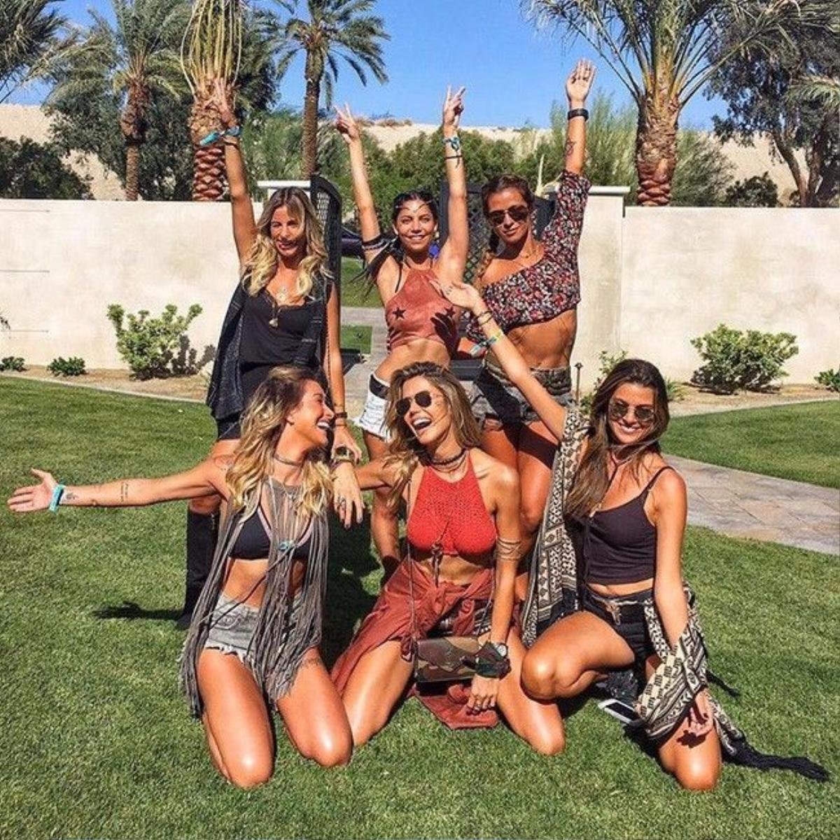 Chỉ ở Coachella, ta mới có thể ngắm nhìn những set đồ boho siêu sexy và quyến rũ như thế này.