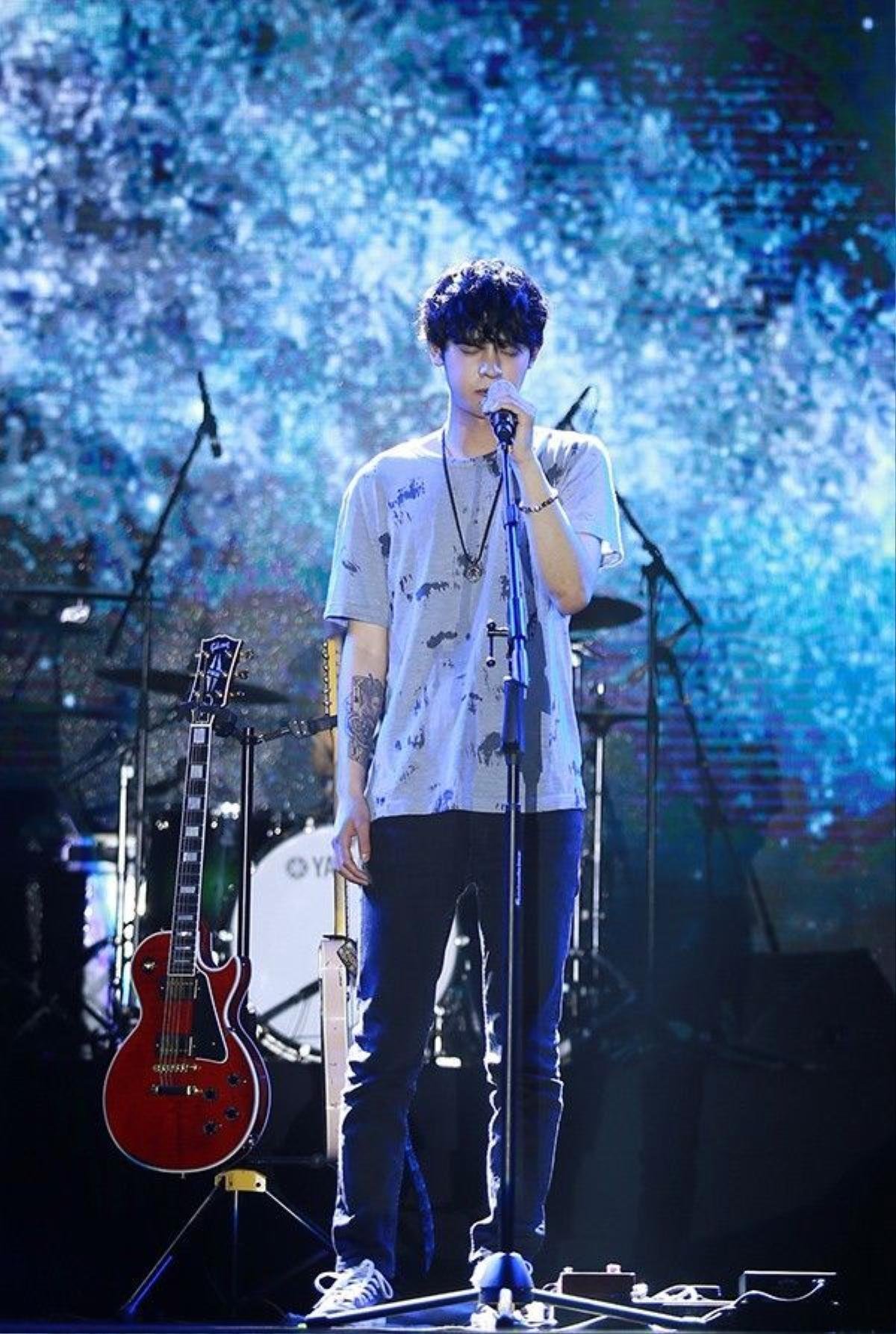 Jung Joon Young cùng ban nhạc của mình mở đầu cho chương trình bằng những ca khúc rock alternative quen thuộc trên sân khấu.