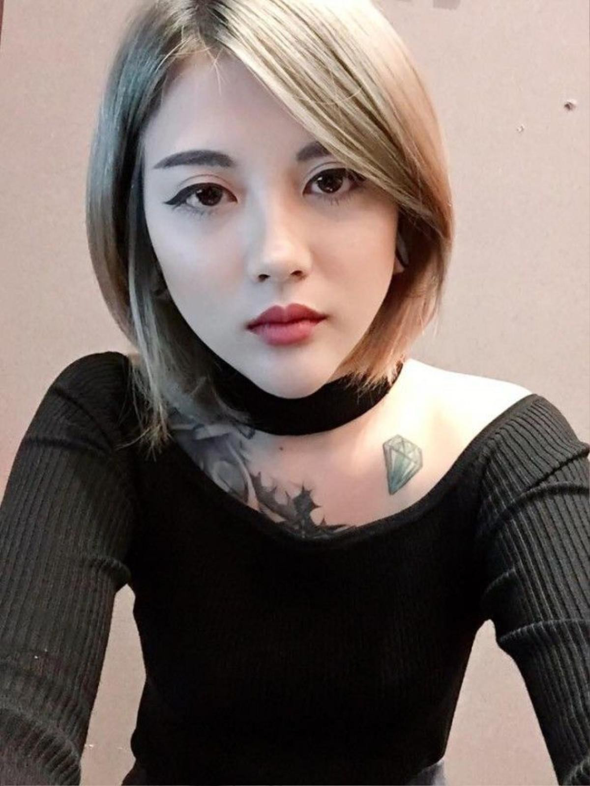 Đình đám nhất có lẽ là hot girl làng Tattoo Việt Lee Zin.