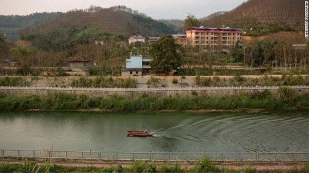 Bọn buôn người thường lợi dụng con sông ngăn cách biên giới Việt - Trung để đưa các thiếu nữ Việt Nam sang Trung Quốc. Ảnh: CNN