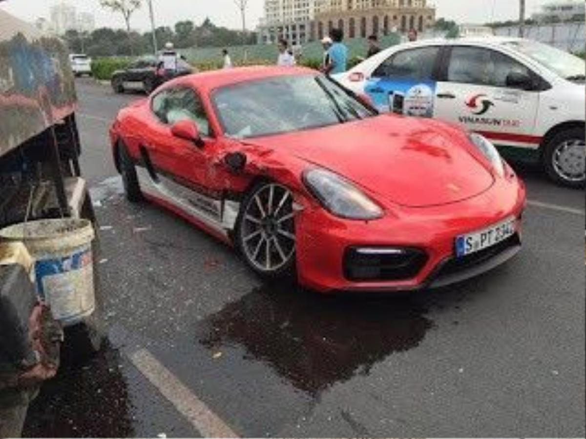 Porsche Cayman hàng tỉ đồng bể nát sau cú drift thất bại khi tông thẳng vào xe bồn chứa nước.