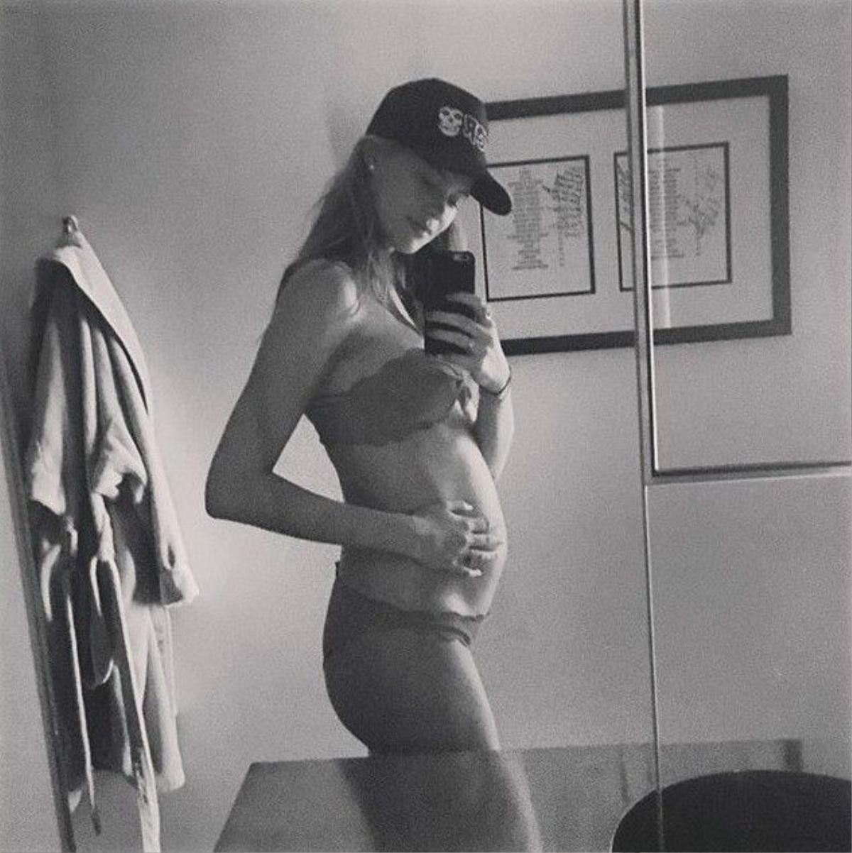 behati-prinsloo-bare-baby-bump-02