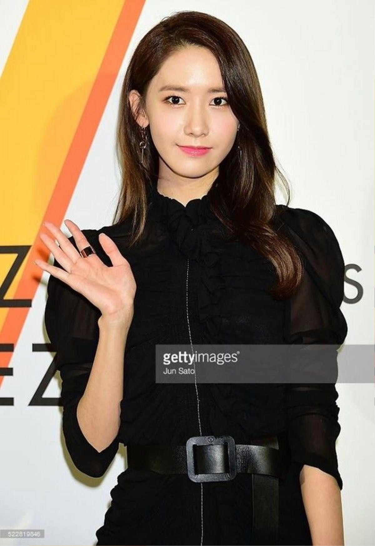 Yoona (SNSD) quyến rũ với đầm đen. Cô trẻ trung khoe làn da mịn màng.