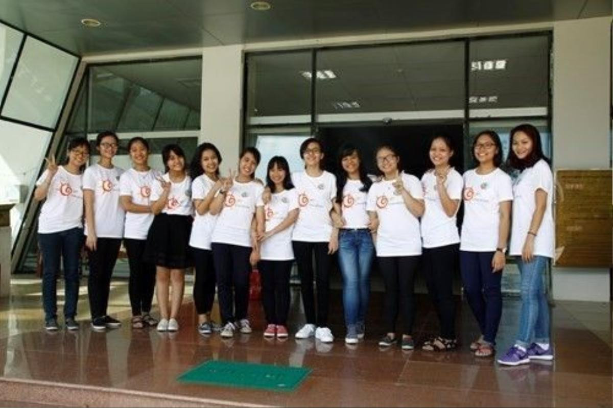 Ngô Tùng Chi, sinh viên trường FPT Polytechnic (thứ 8 từ trái sang) và các thành viên trong trong nhóm. 