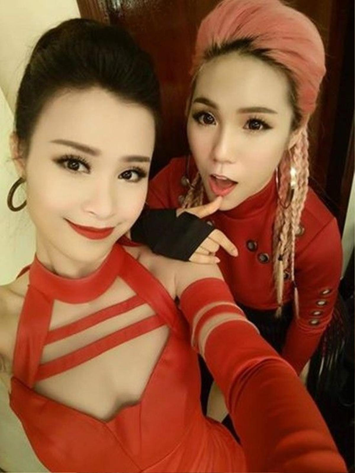 Ca sĩ Đông Nhi và Rapper Mei nhí nhảnh selfie trong hậu trường lễ trao giải.