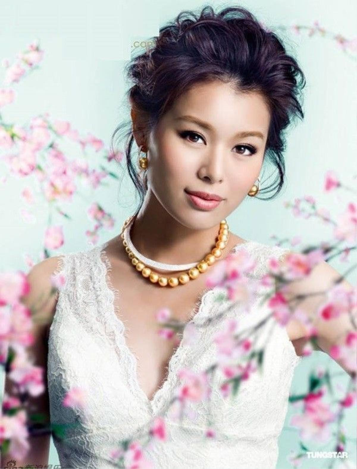 Hồ Hạnh Nhi có tên tiếng Anh là Myolie Wu). Cô sinh vào ngày 6 tháng 11 năm 1979, là con út trong một gia đình có ba chị em gái (Hồ Khả Nhi, Hồ Mỹ Nhi) ở Hong Kong.