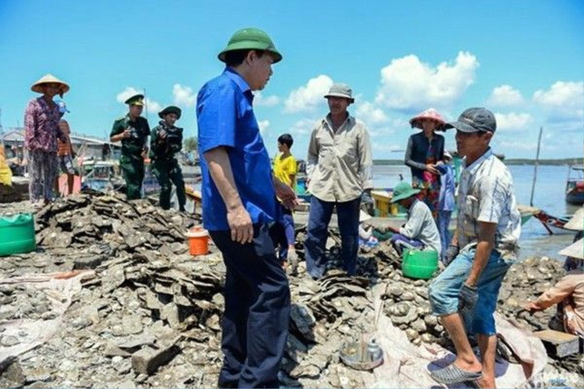 Ông Đinh La Thăng trò chuyện với người nuôi hàu tại xã đảo.