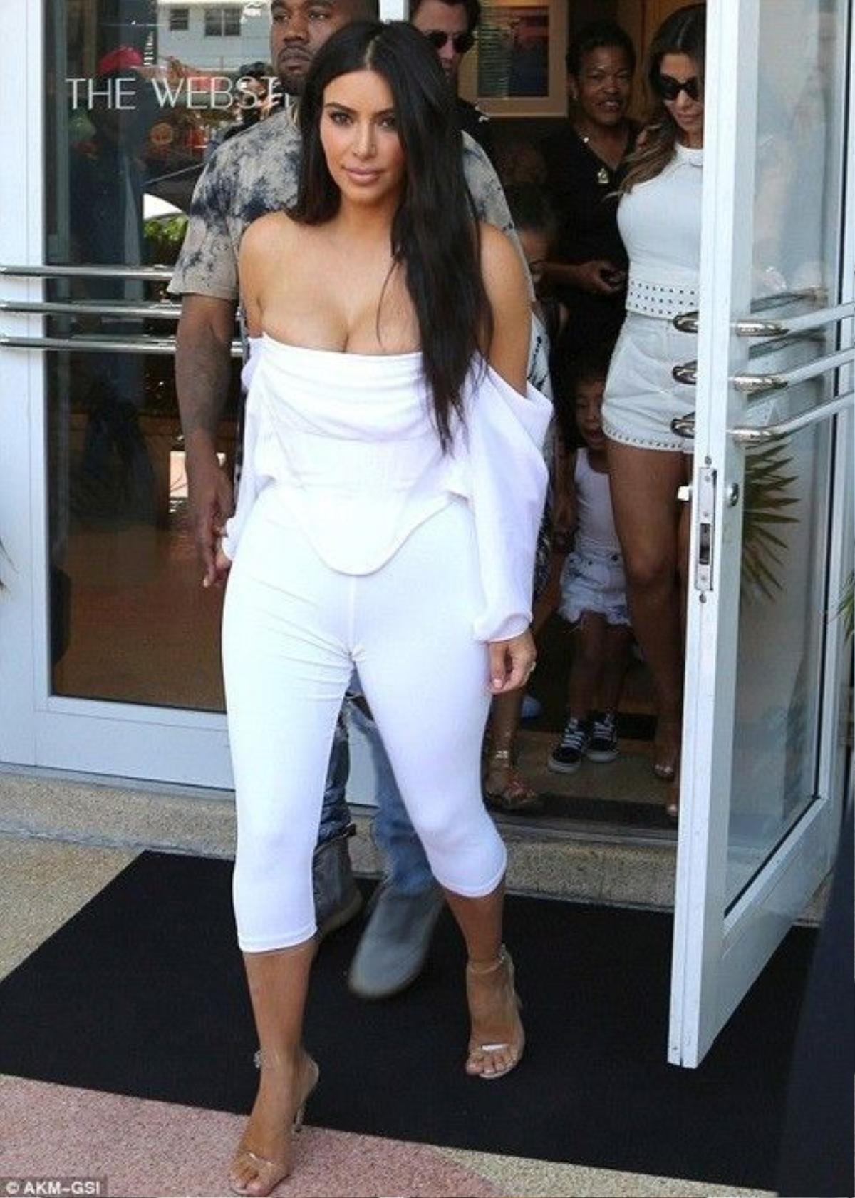 Hình ảnh thon gọn khiến fan ngỡ ngàng của Kim Kardashian.