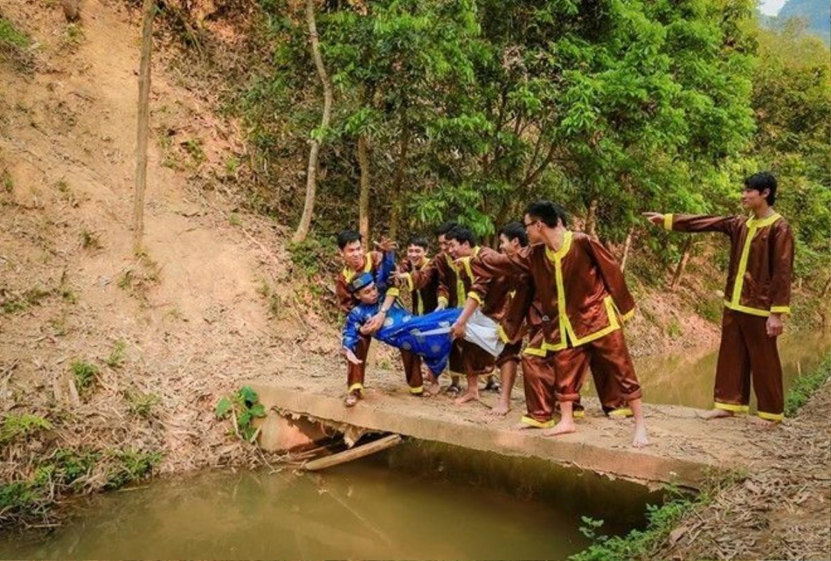 Những người lính "vùng lên" sau khi bị địa chủ đàn áp.