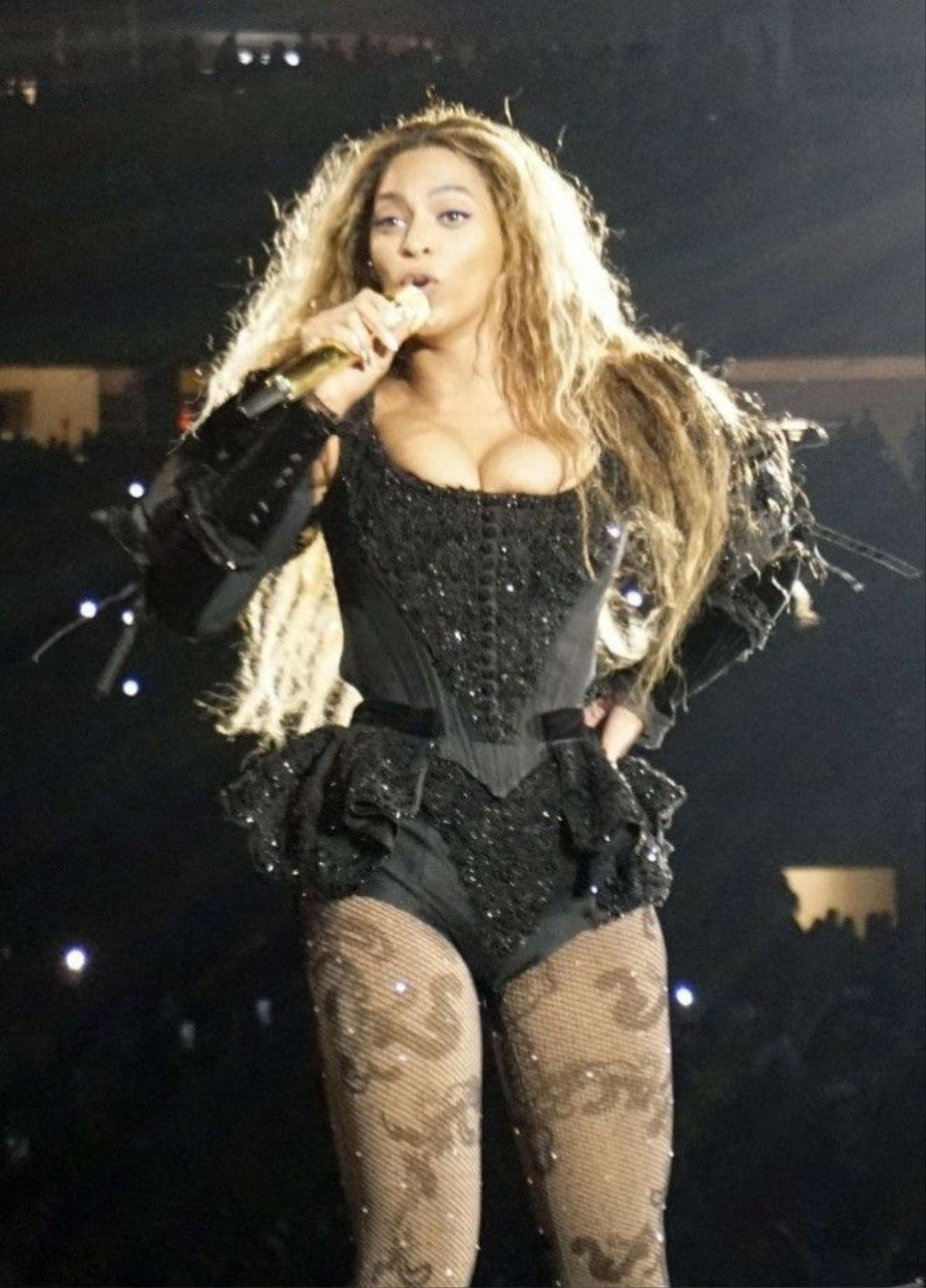 Beyonce--Performs-at-Formation-World-Tour--27-662x921