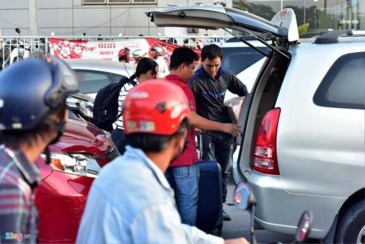 Nhiều người đi ôtô tới sân bay đều phải dỡ hành lý giữa đường để chạy bộ tới sân bay cho kịp giờ.