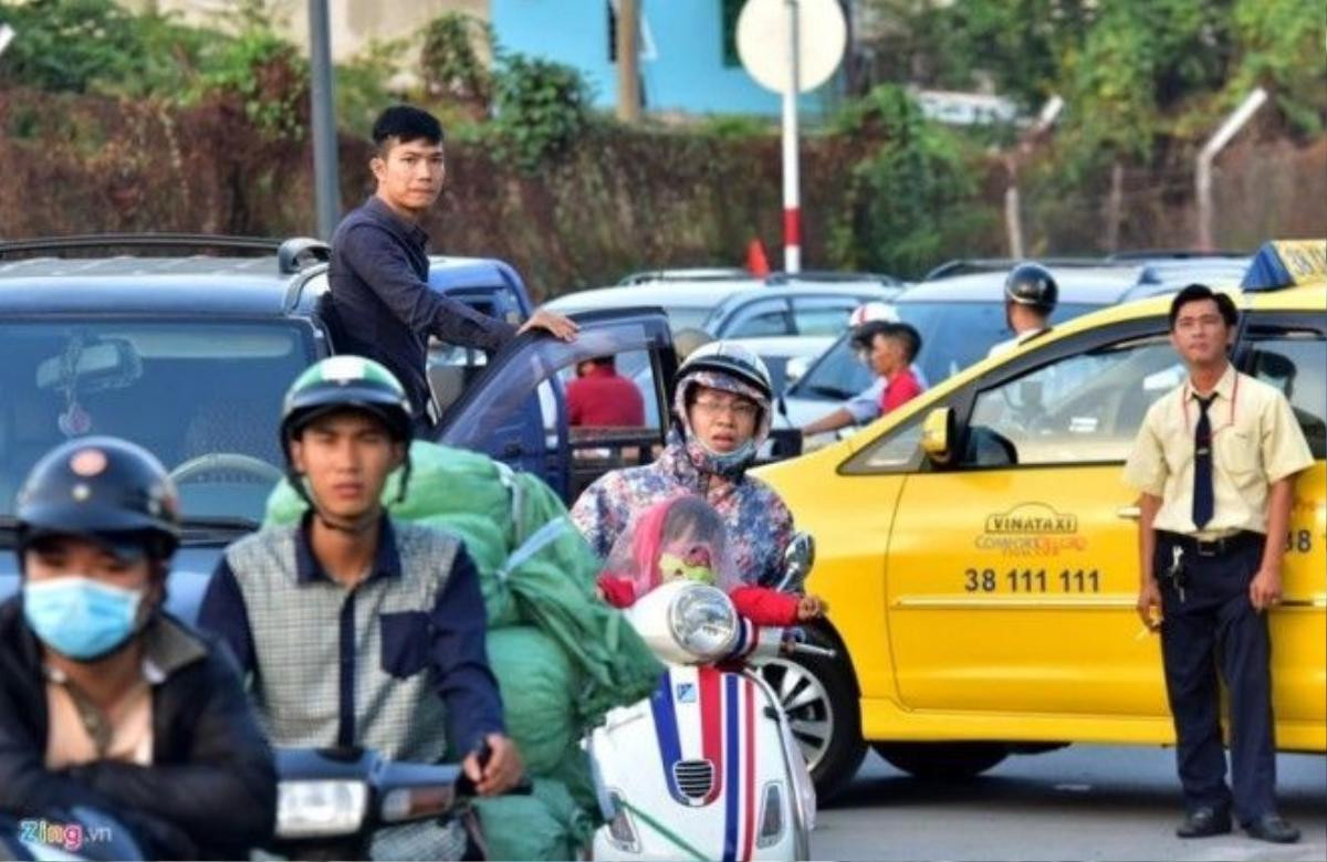 Tài xế ôtô, taxi, người điều khiển xe máy chết dí tại chỗ, đứng trông về phía trước ngóng.