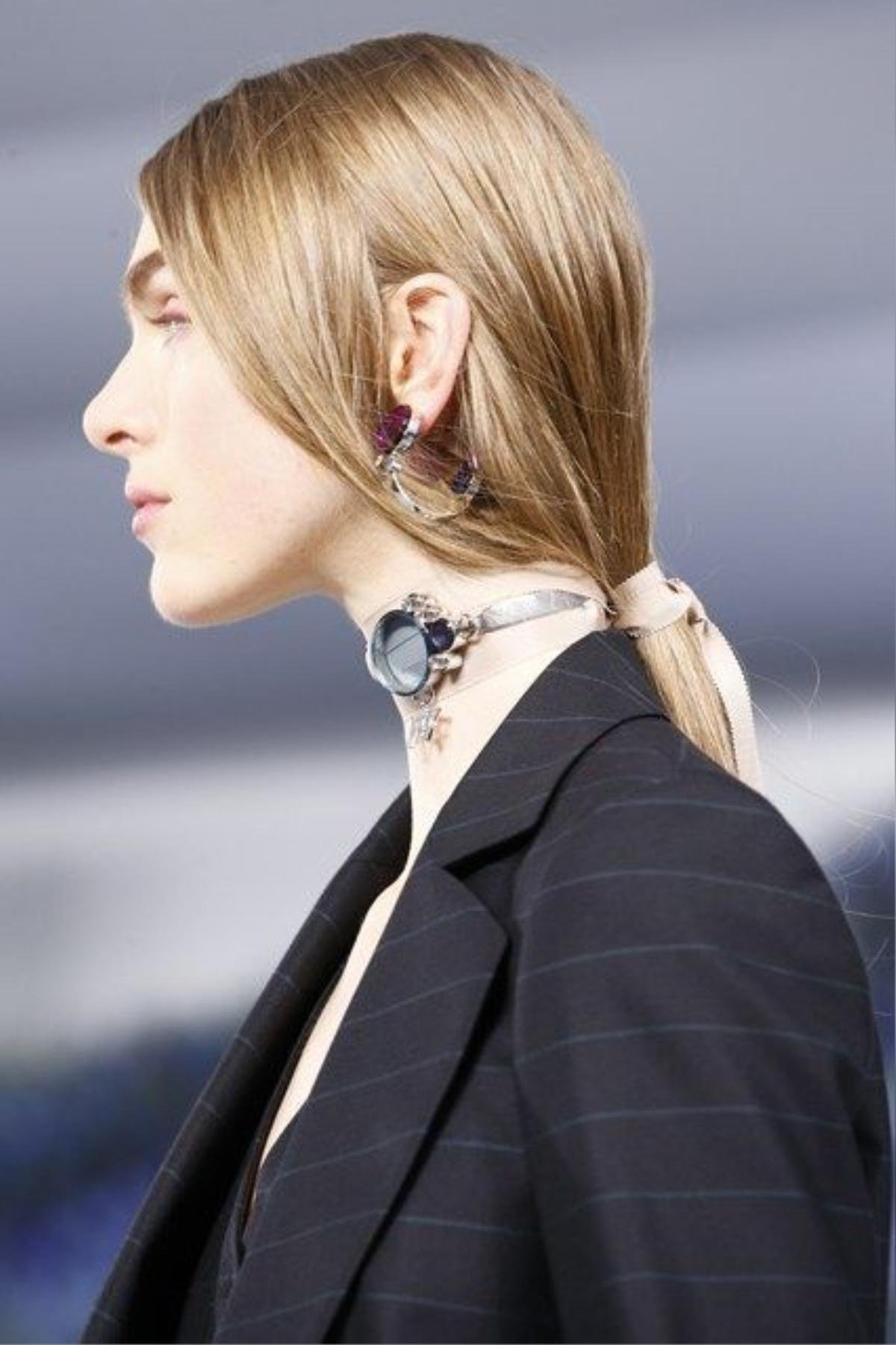 Dior đẳng cấp với ponytail đi cùng choker