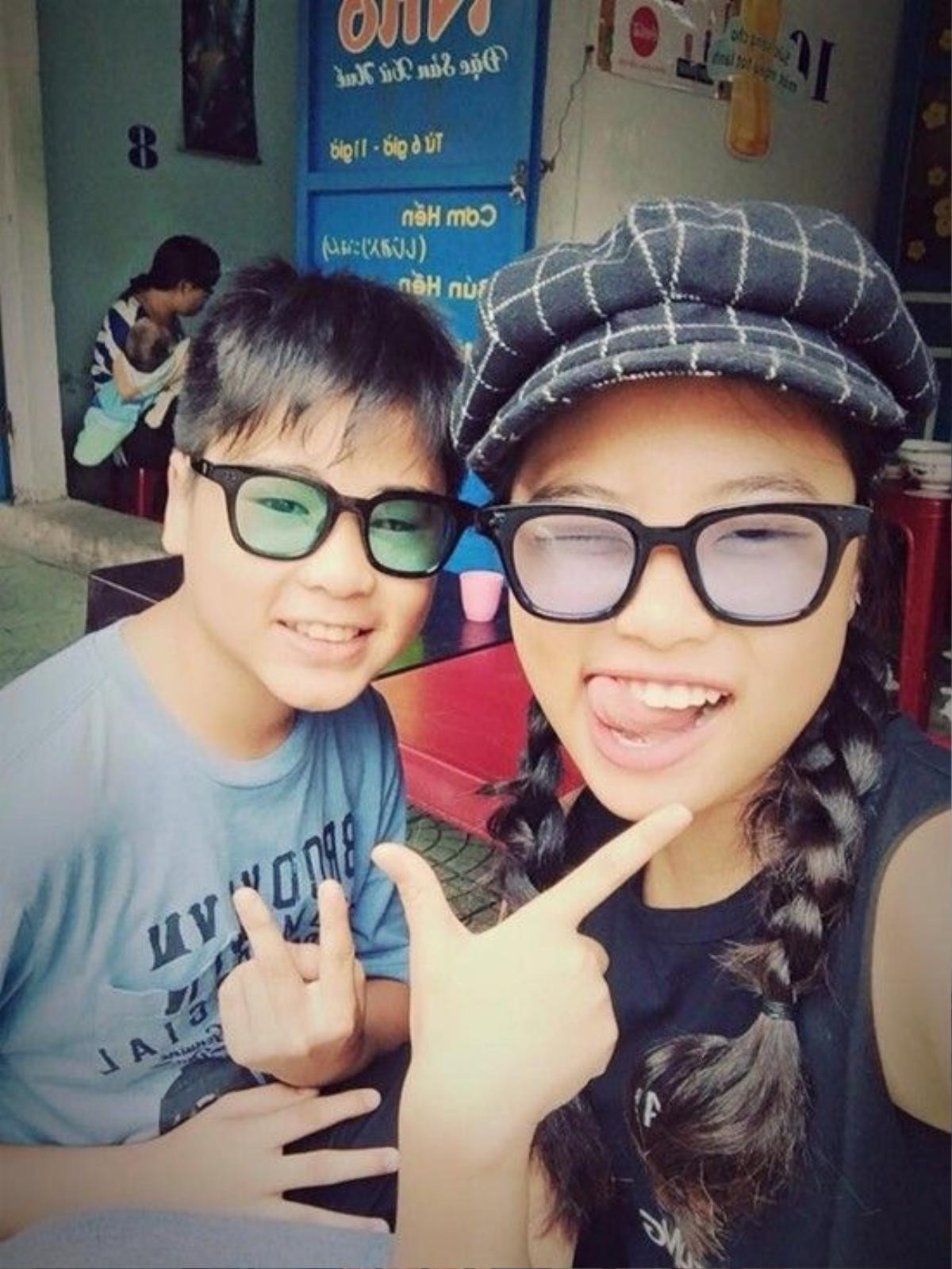 Đôi bạn thân selfie cự nhắng nhí...