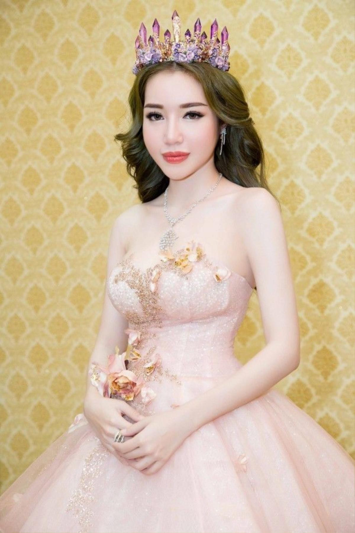 . Để phù hợp với bộ trang phục dạ hội đẳng cấp, Elly Trần kết hợp phụ kiện trang sức đơn sắc trị giá 2,2 tỷ đồng, bao gồm hoa tai, nhẫn và dây chuyền. Bộ trang sức trị giá tiền tỷ và chiếc vương miện bằng đá quý được phối tinh tế tô điểm cho vẻ đẹp tỏa sáng và thần thái ngôi sao của nữ diễn viên. Nữ diễn viên "Khát vọng thượng lưu" rạng ngời sải bước trong không gian san trọng và đẳng cấp của buổi tiệc.