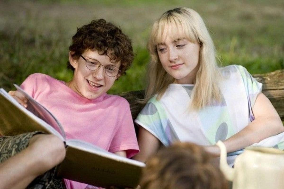 Tom Holland và Saoirse Ronan trong How I Live Now.