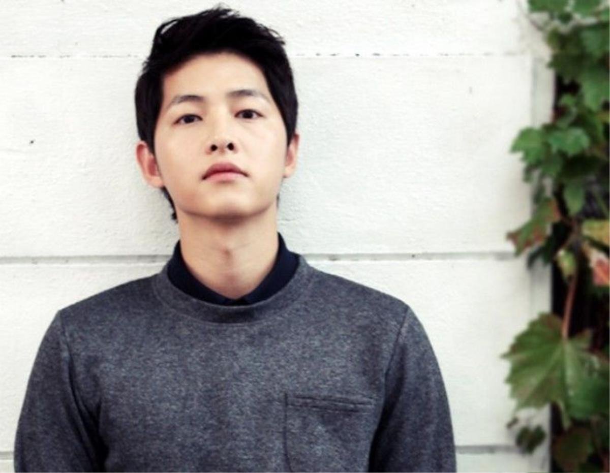 Song Joong Ki liên tục đạt được nhiều danh hiệu sau sự thành công của bộ phim Hậu duệ mặt trời.