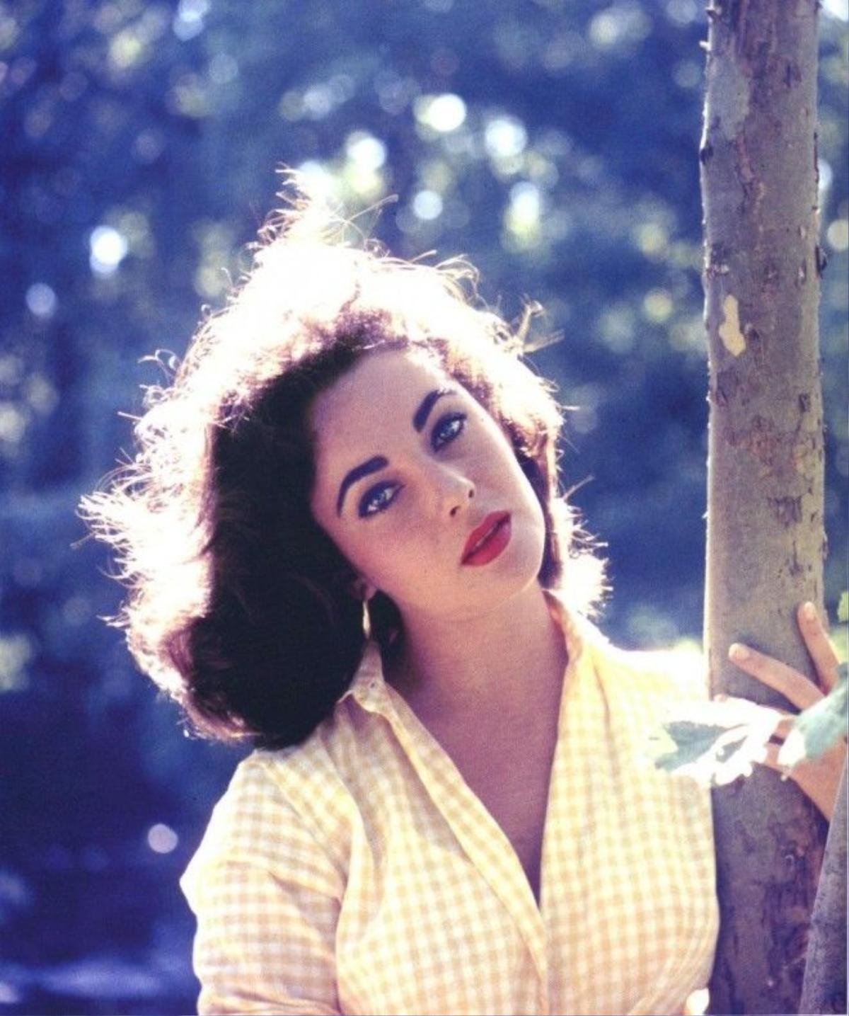 Liz Taylor, người đàn bà mắt tím gây mê hoặc thế giới bằng lối make up đậm chất thập niên 50s.