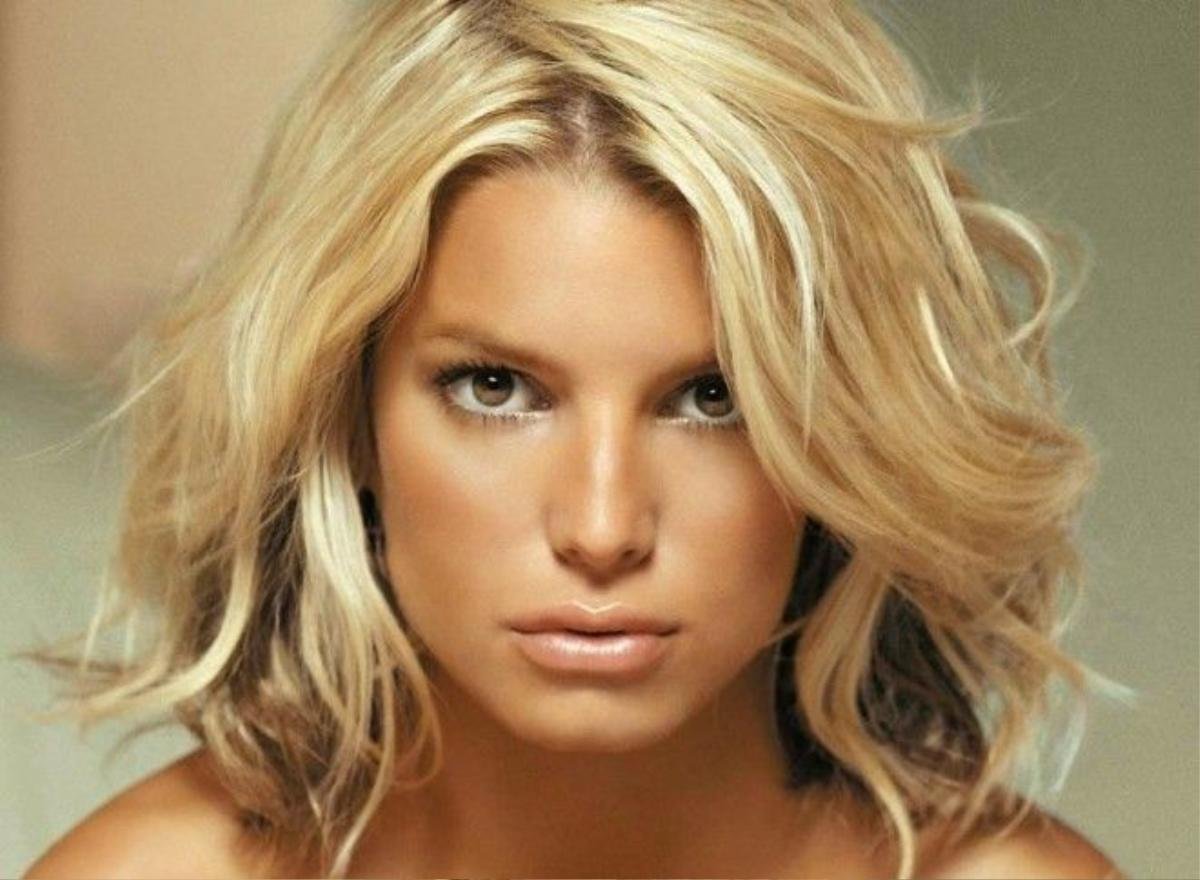 Jessica Simpson là người đẹp nổi tiếng với vòng 1 bốc lửa cùng đôi môi nude ánh nhũ gợi cảm