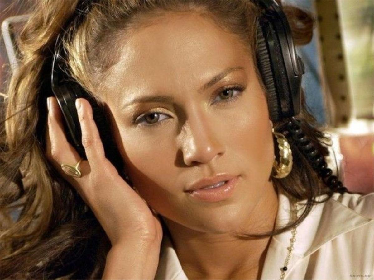 J.Lo thời còn trẻ cho đến nay gần như không thay đổi lối trang điểm của thập niên 2000.