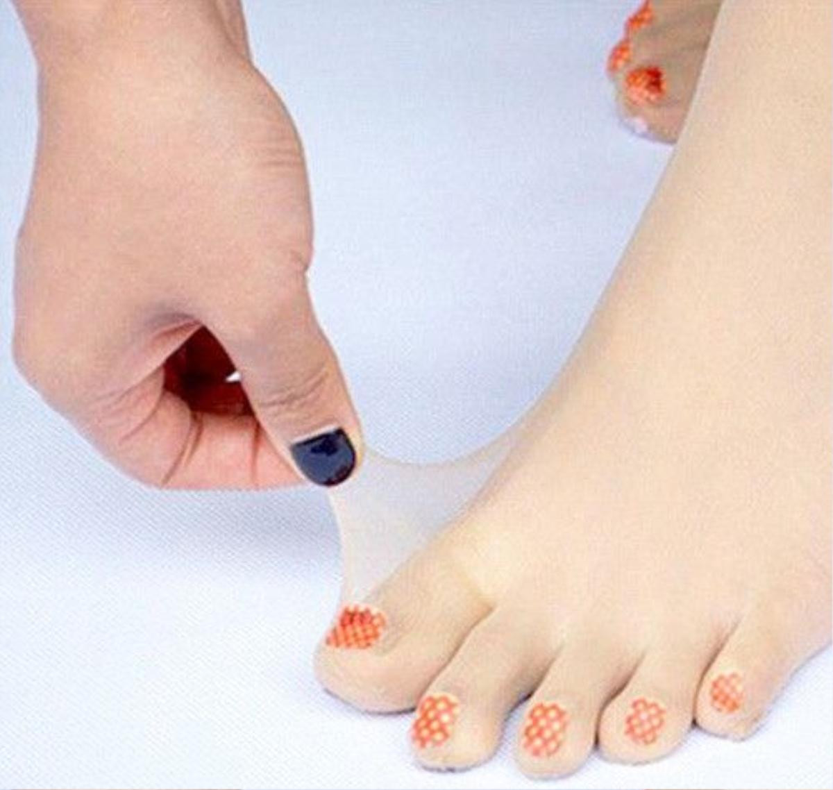 Tất giấy in mẫu nail được giới trẻ săn lùng và thích thú.