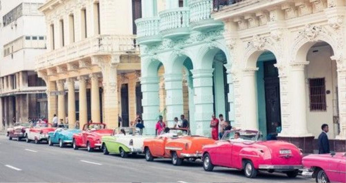 Những chiếc xe cổ nhiều màu trên đường phố Havana.