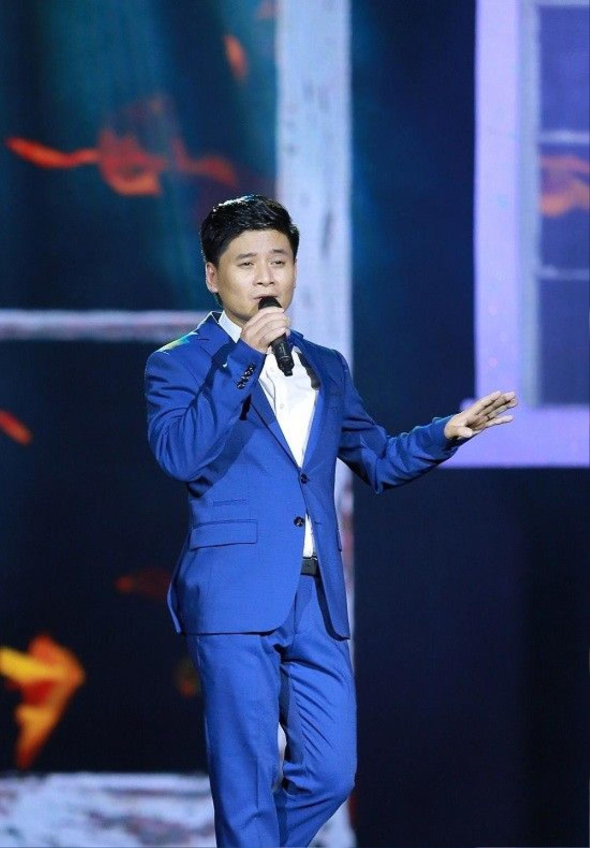 Với chất giọng nam cao (tenor), ca sĩ Tấn Minh đã thôi miên khán giả với 3 nhạc phẩm Đếm lá ngoài sân, Lời chim đỗ quyên và Chuyện tình của biển. Khi thể hiện những nhạc phẩm của Thanh Tùng, “ông xã” của NSƯT Thu Huyền vừa phô diễn được kỹ thuật thanh nhạc điêu luyện, nhưng vẫn giữ được cảm xúc trong từng câu hát, thậm chí có những lúc còn khiến khán giả “nổi da gà” vì quá xúc động.