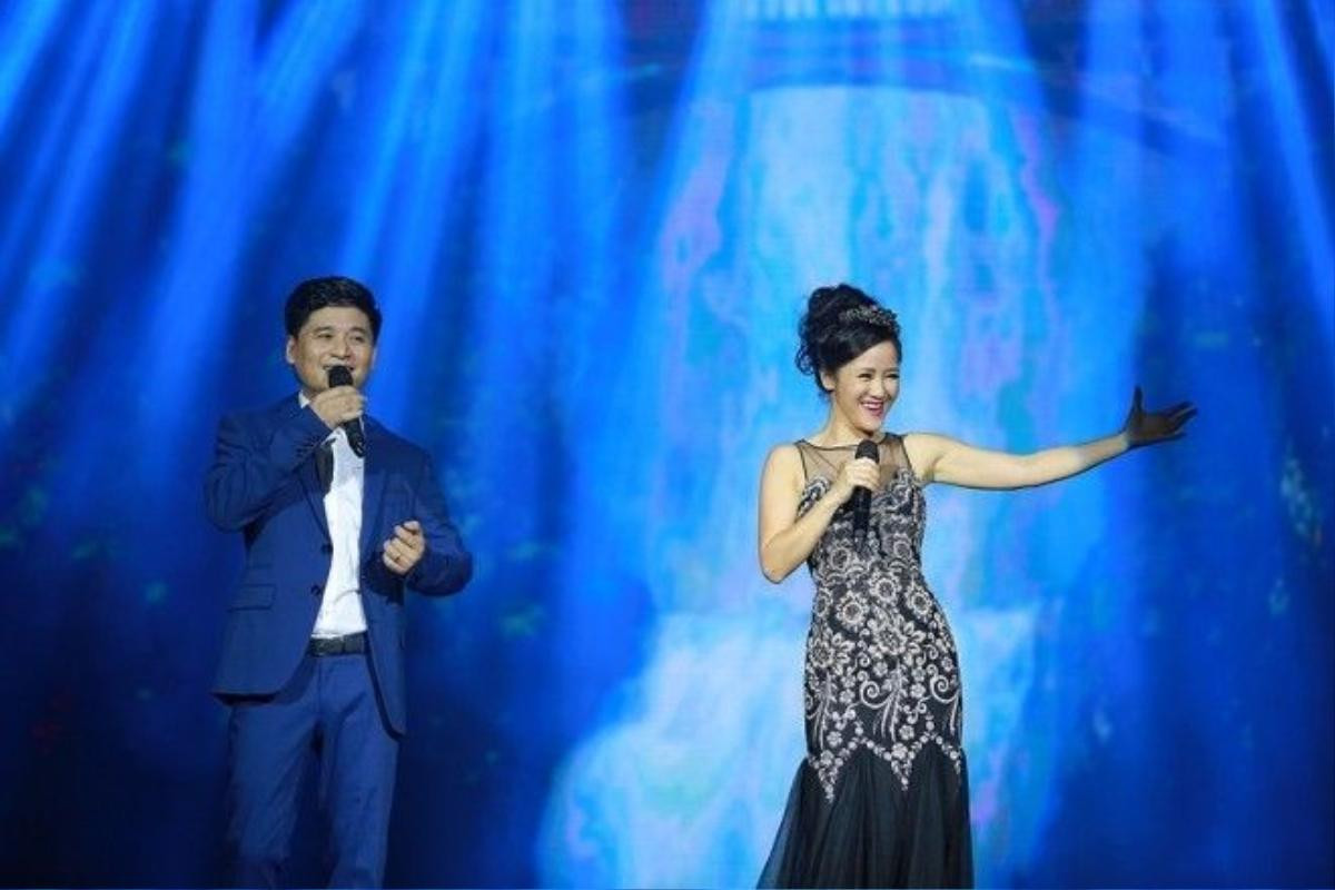 Hồng Nhung và Tấn Minh song ca trong ca khúc Em và tôi. Khi thể hiện ca khúc này, phần hát chay cảm xúc cuối bài của cặp đôi chị em nhận được những tràng pháo tay nồng nhiệt từ phía khán giả.