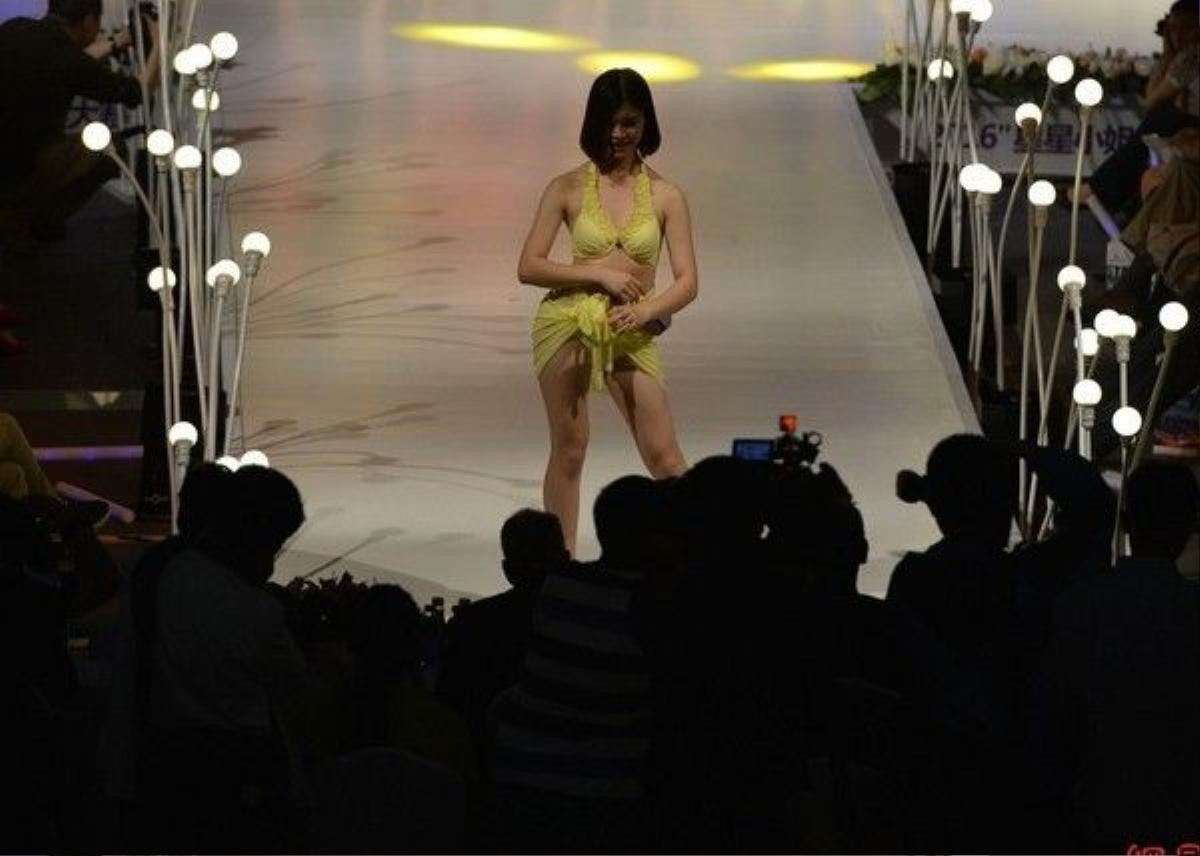 Những thí sinh tạo dáng trên sàn catwalk.