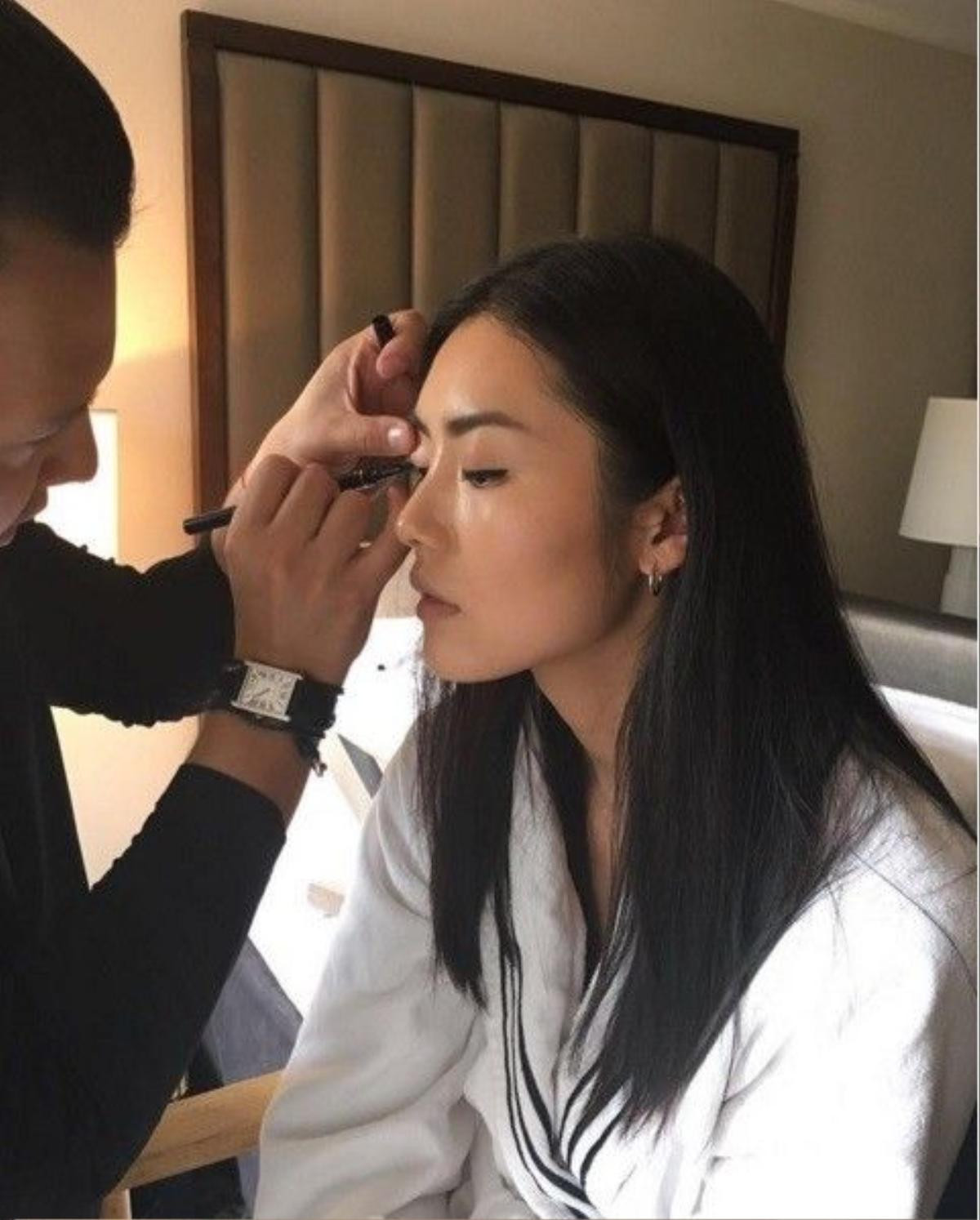 Được makeup bởi các chuyên gia trang điểm riêng.