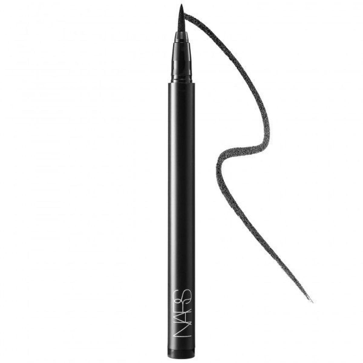 Nars stylo eyeliner là kẻ mắt cô ấy hay dùng nhất, lưu ý là cô nàng chỉ kẻ sát mi mắt chứ không vẽ đuôi mắt mèo quá sết lên nhé.