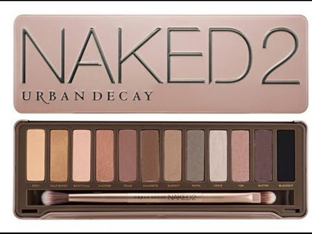 Cassie tâm sự cô sử dụng tông màu NAKED 2, nhưng đôi lúc nàng cũng không dùng eyeshadow quá nhiều, chỉ cần gắn mi giả và chải mascara là đủ chuẩn rồi.