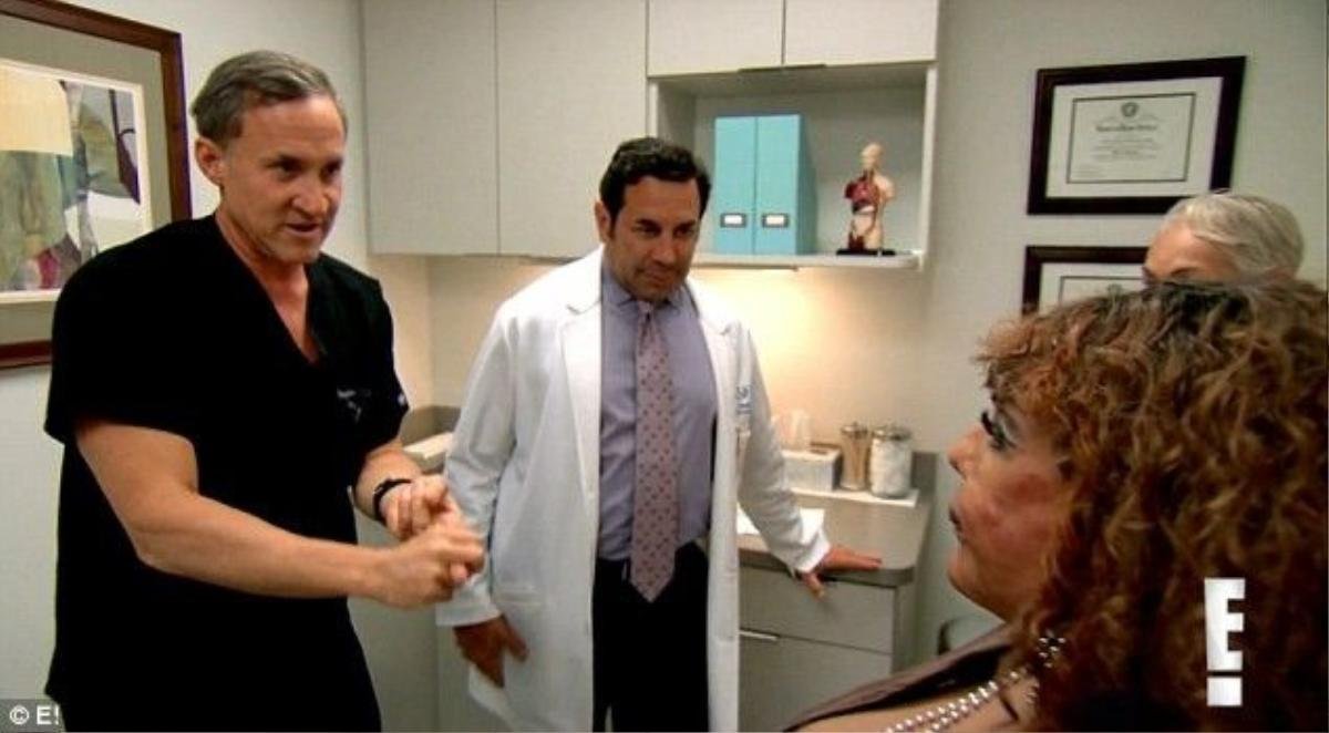 Tiến sĩ Terry Dubrow và Tiến sĩ Paul Nassif nhận phục hồi gương mặt lại cho cô Rajee