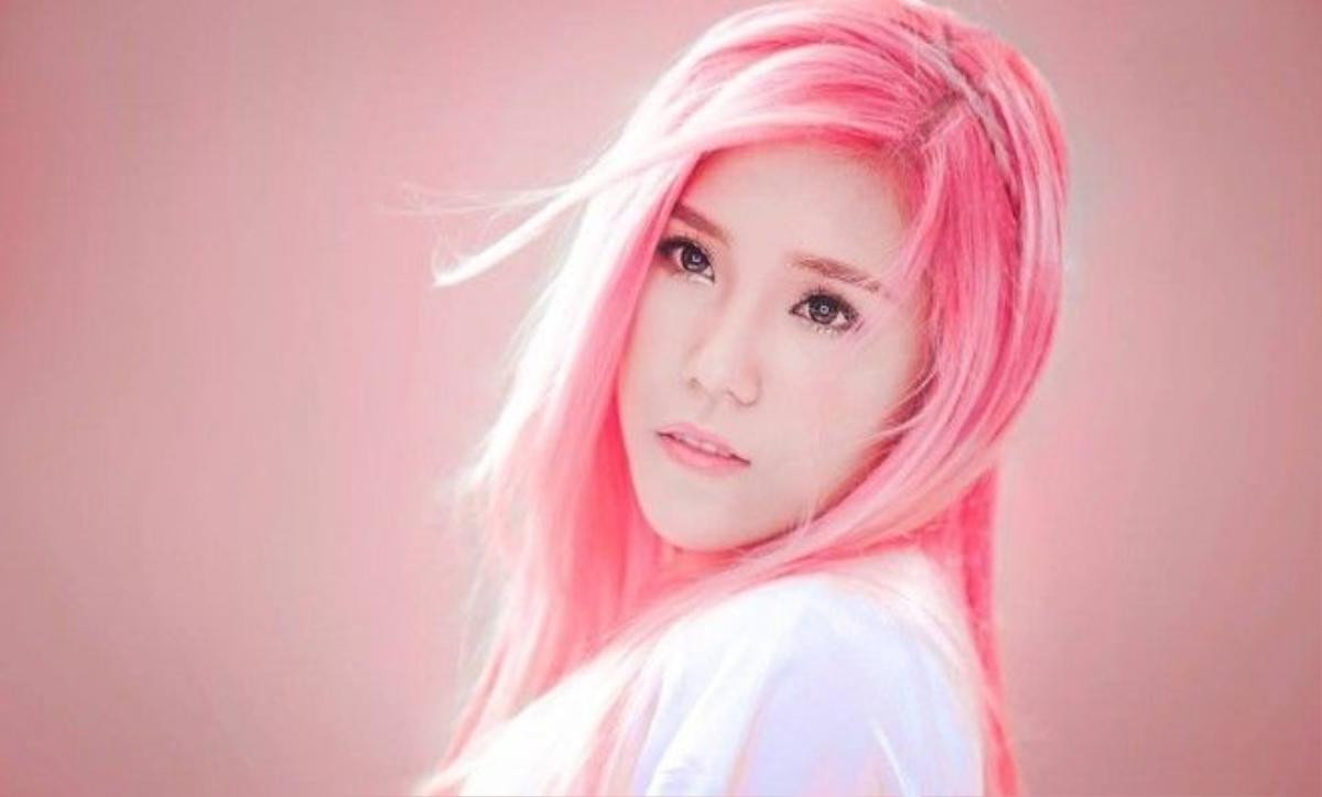 Cô nàng debut với màu tóc pink pastel.