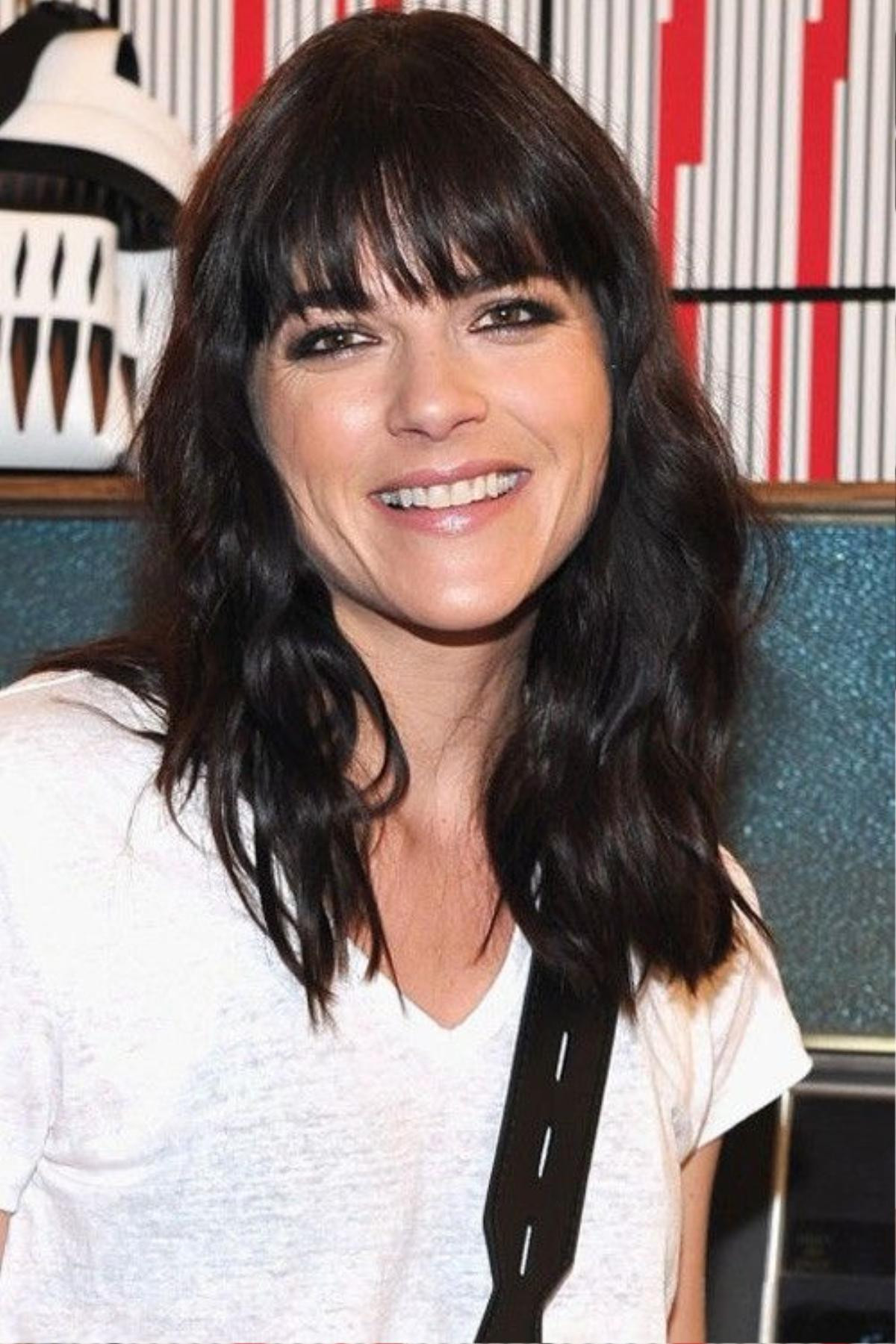 Selma Blair chọn tóc mái ngang và để tóc xoăn nhẹ, lọn trung bình, độ dài quá vai, dễ chịu.