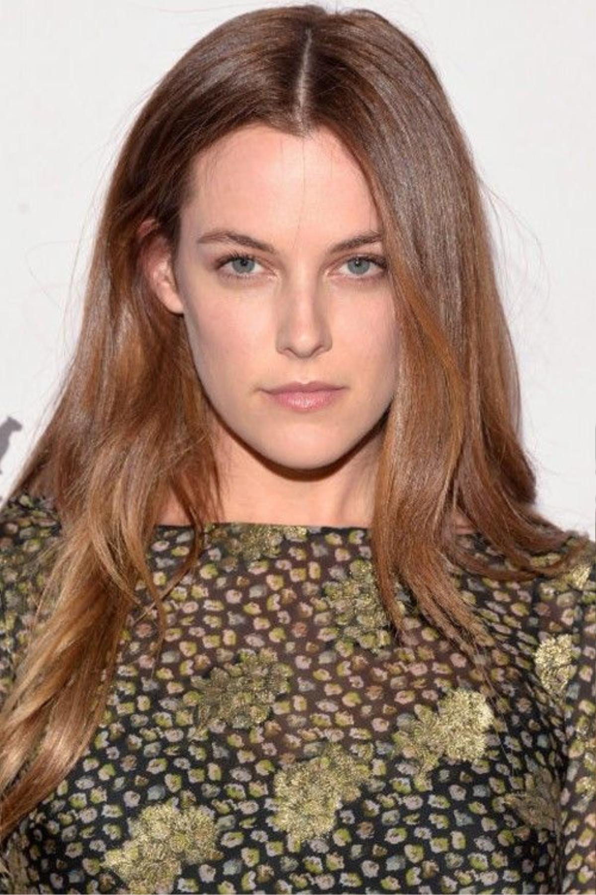 Riley Keough chọn tóc dài, cắt tỉa nhẹ nhàng, tự nhiên với phần ngôi chính giữa.