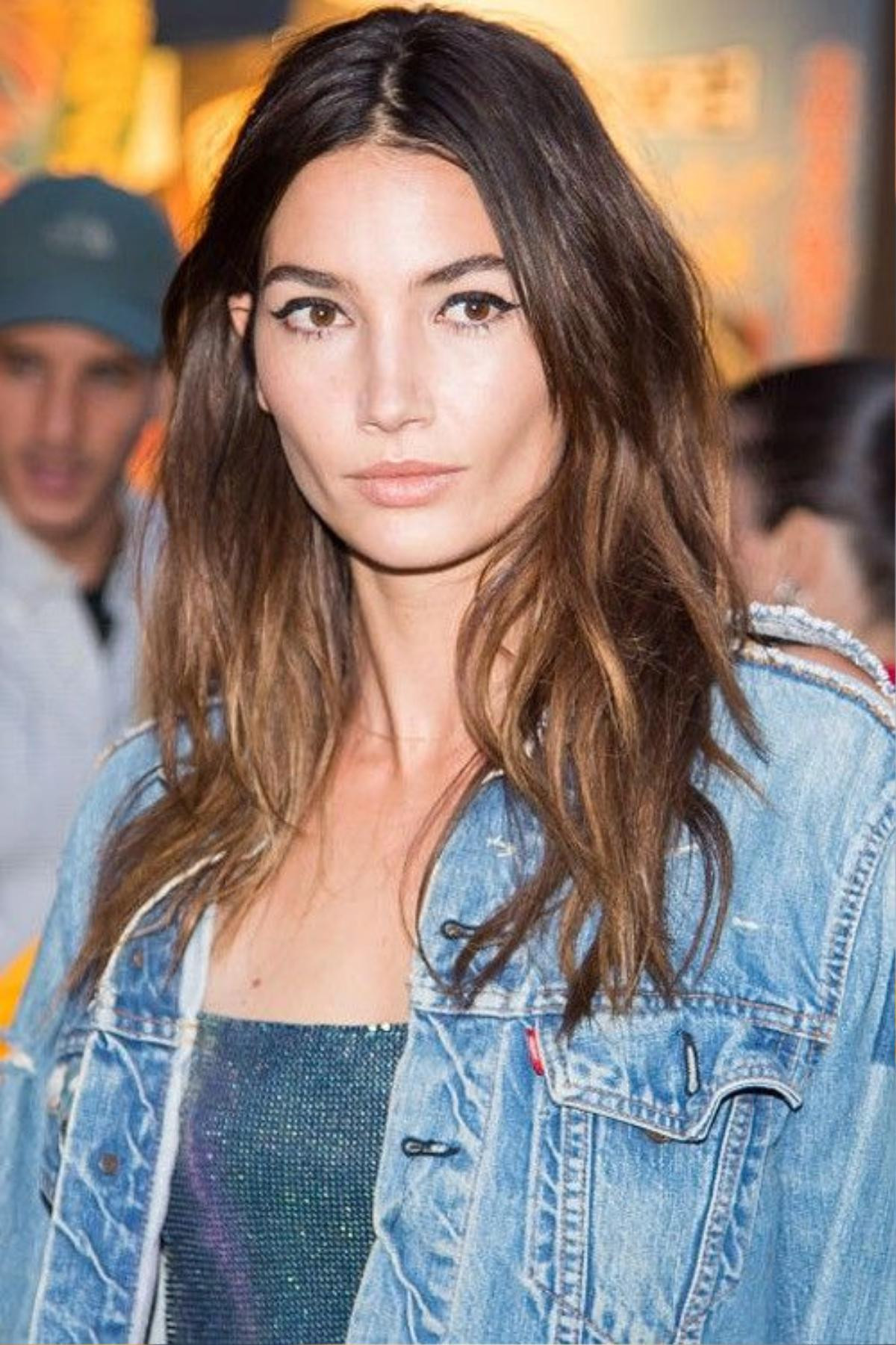 Lily Aldridge quyến rũ, hoang dã với mái tóc xoăn nhẹ từng lớp đan xen.