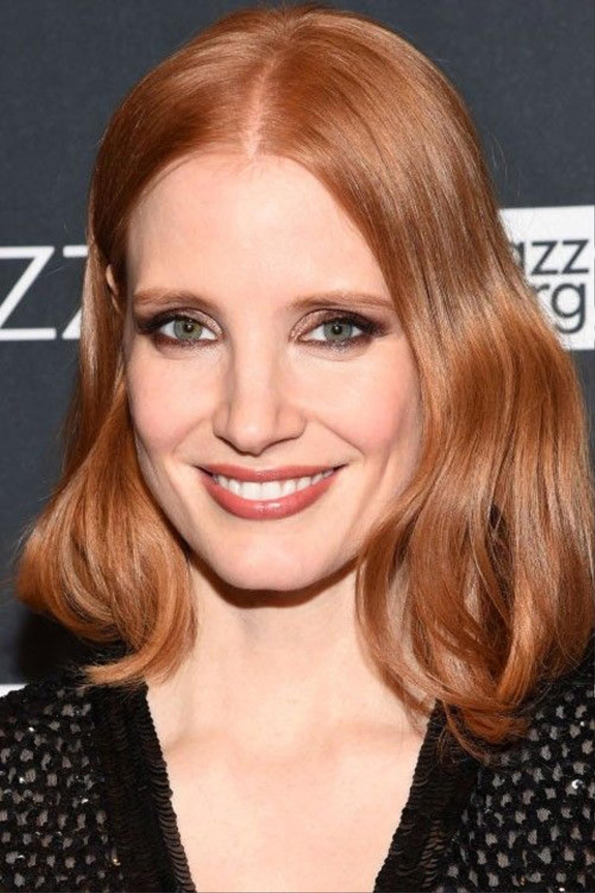 Jessica Chastain với phần ngọn tóc bồng và tóc chia bất đối xứng.