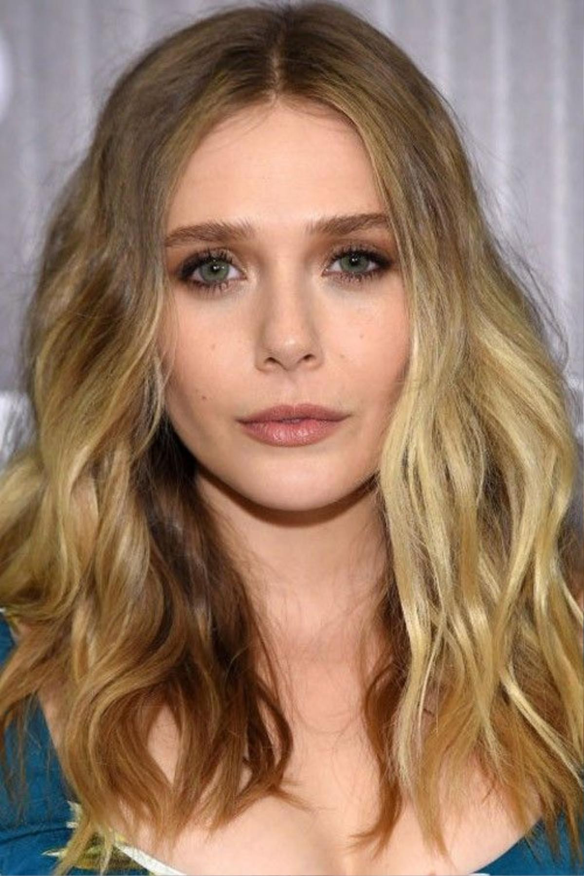 Elizabeth Olsen chọn tóc sóng lớn mềm mại và cũng không cắt tóc mái.