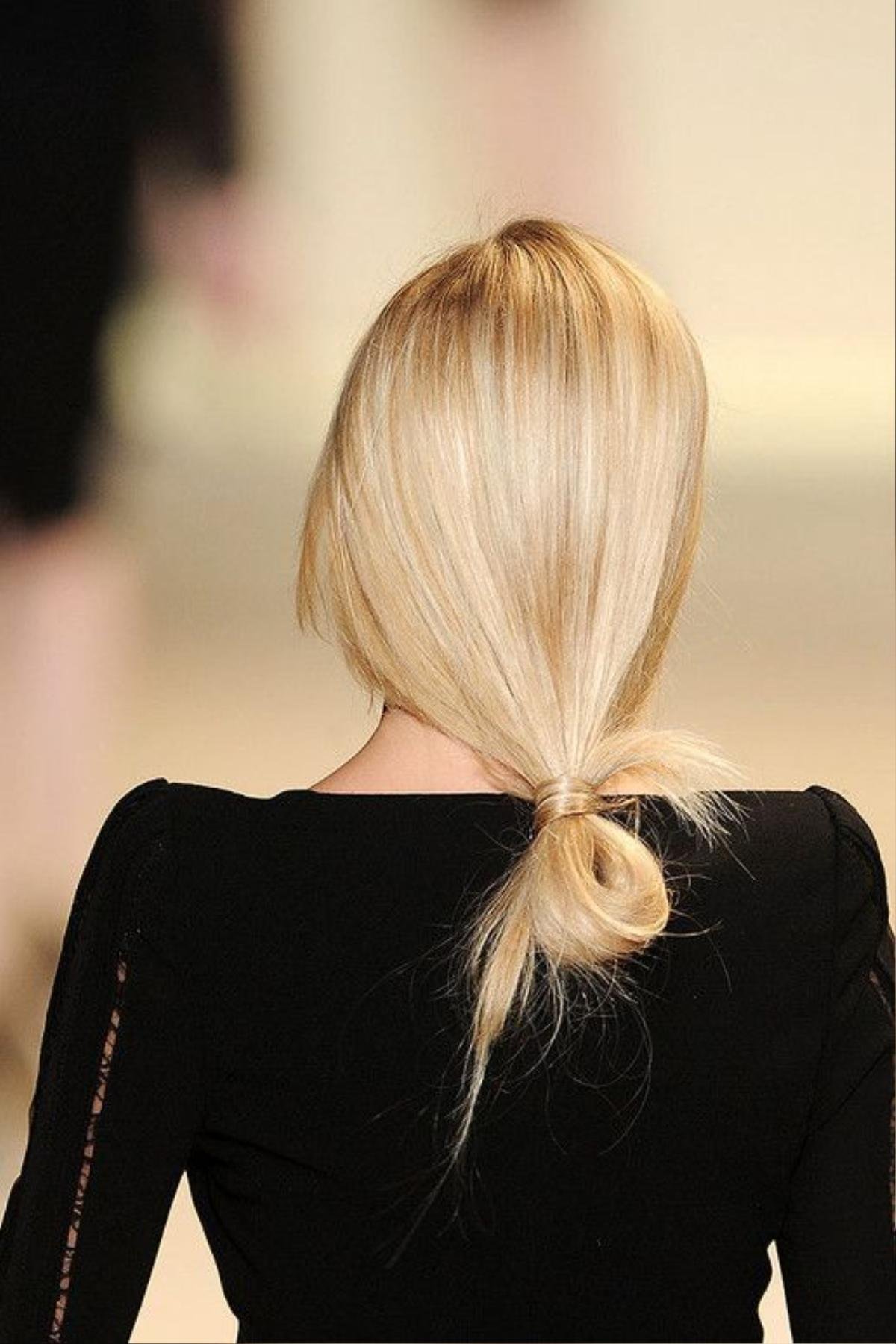 Looped Pony hair là kiểu tóc mơ mộng buộc nửa đầu đang gây bão tại các sàn diễn runway thế giới.