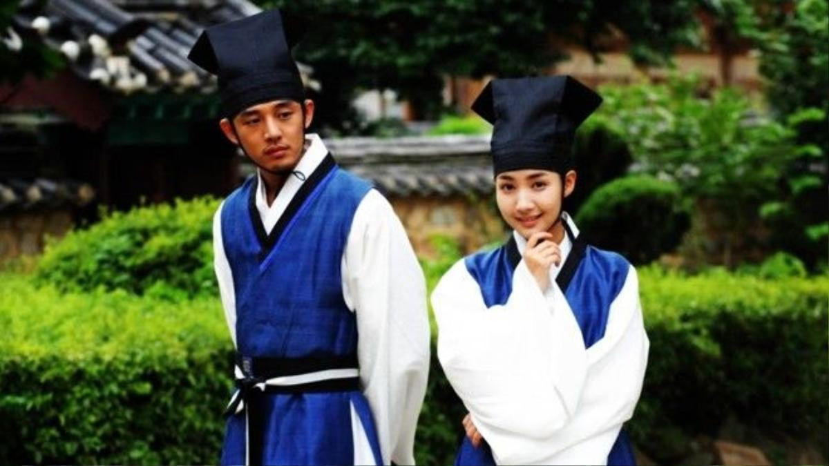 Moon Jae Shin cùng bạn học giả nam Yoon Hee.