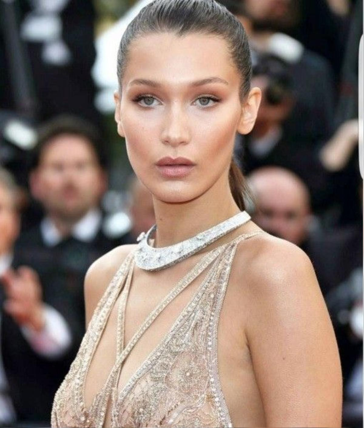 Chân dài Bella Hadid vẫn cực ấn tượng với xu hướng trang điểm đơn sắc.