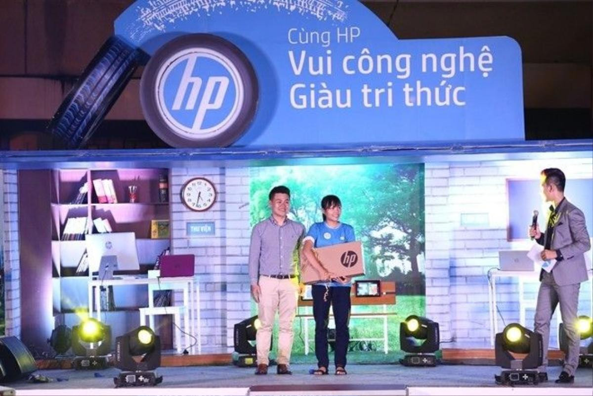 Đại diện HP Inc. Vietnam trao quà tặng là 1 chiếc laptop HP trị giá 10 triệu đồng cho bạn Bùi Thị Cẩm Nhung - người thắng cuộc của cuộc thi.